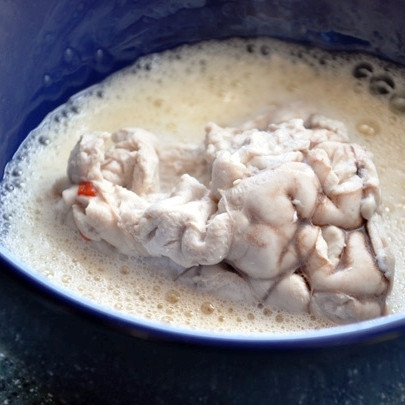 1. Этап. Панированные мозги: Еще раз хорошенько очищаем мозги от пленок. Затем разрезаем каждую половинку мозга пополам и окунаем во взбитое яйцо.