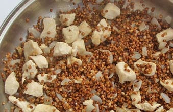 1. Этап. Горшочки с курицей и гречкой: Отварите гречку до готовности, затем смешайте ее с поджаренным луком и курицей.