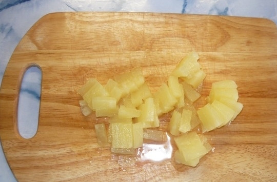 1. Этап. Салат по-гавайски: Кусочки ананасов извлекаем из банки и так же нарезаем на кубики.