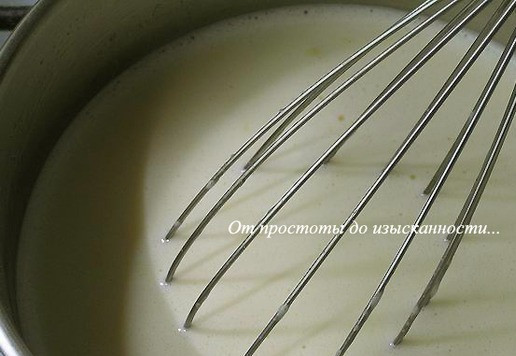 1. Этап. Торт Пасхальный из кексов или куличей: Влейте молоко, перемешайте.