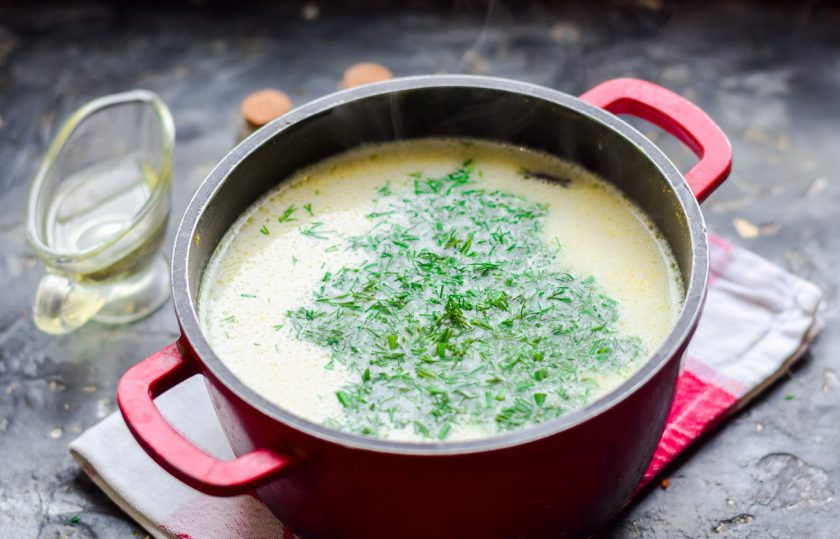 1. Этап. Сырный суп с мидиями: По желанию в конце добавьте в кастрюлю зелень.