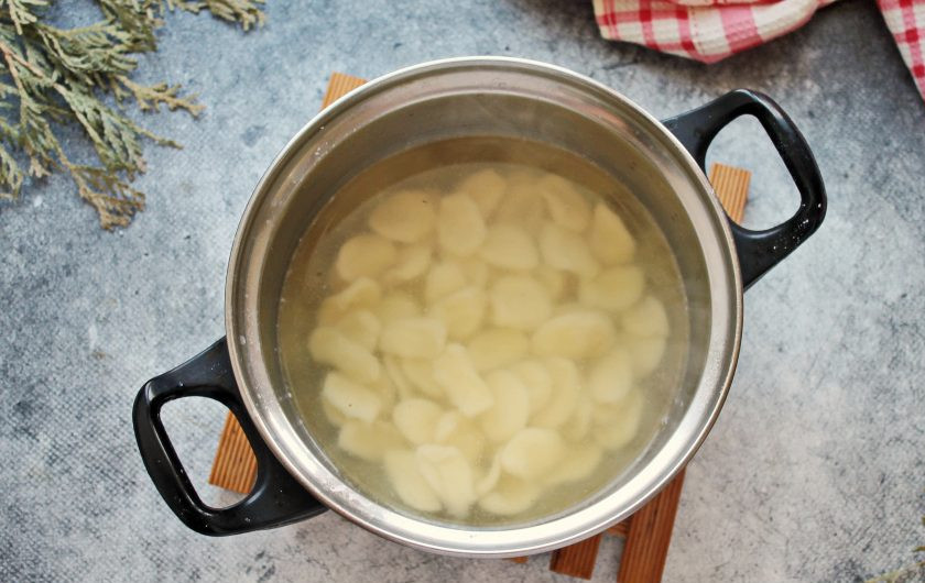 1. Этап. Лакский хинкал: Процеженный мясной бульон поставьте на средний огонь и доведите до кипения. Выложите в бульон подготовленный хинкал и варите до готовности, примерно 6-12 минут. Время будет зависеть от размера сырого хинкала.