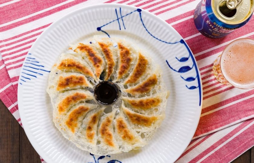 1. Этап. Японские пельмени Гедза с горгонзолой: 8. Подавайте пельмени сразу после приготовления с соевым соусом+бальзамический уксус. Приятного аппетита!