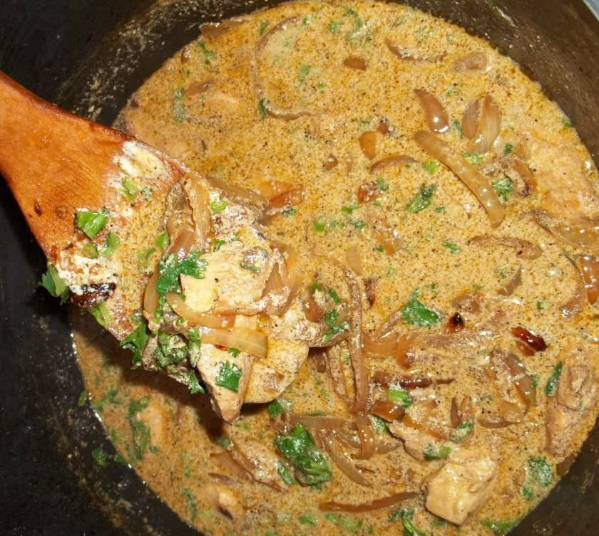 1. Этап. Куриное филе в сметане: Добавляем свежую кинзу (можно другую зелень), перемешиваем и готовим еще 2-5 минут на среднем огне, пока блюдо не обретет нужную вам консистенцию (кто-то любит более жидкий соус, кто-то более густой). Снимаем с огня и подаем. Куриное филе в сметане готово!