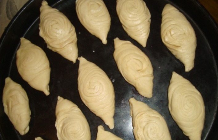 1. Этап. Бадамбура: Выкладываем бадамбуру на противень (швами вниз). Выпекаем в духовке 20 минут, температура 200 градусов.