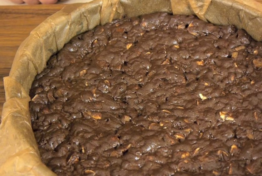 1. Этап. Панфорте: 5. Отправьте в разогретую до 150 градусов духовку на 35-40 минут. Полностью остудите панфорте в форме, затем извлеките его и посыпьте какао-порошком. Приятного аппетита!