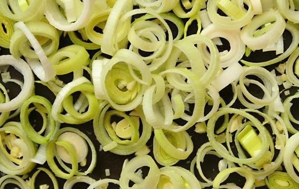 1. Этап. Жареный рис с имбирем: 2. Нарезать лук-порей кусочками толщиной 8 мм. Добавить лук-порей и щепотку соли в сковороду. Жарить, часто помешивая, пока лук не станет мягким, около 10 минут. Добавить еще 1 столовую ложку масла и рис. Жарить, пока рис равномерно не прогреется, около 3-4 минут.