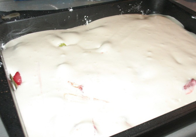 1. Этап. Шарлотка с клубникой и яблоками: Яблоки с клубникой залейте тестом и отправьте в духовку.