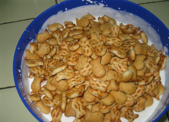 1. Этап. Торт Ивушка: 4. Всыпаем крекер и тоже перемешаем.