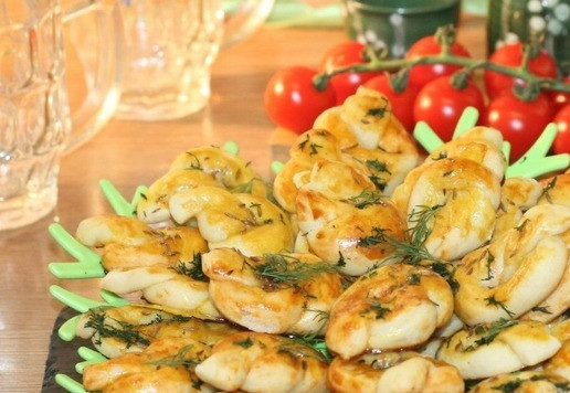 1. Этап. Морские узелки с чесночным маслом: 17. Полейте или смажьте готовые узелки глазурью и посыпьте крупной морской солью или измельченным укропом. Приятного аппетита!