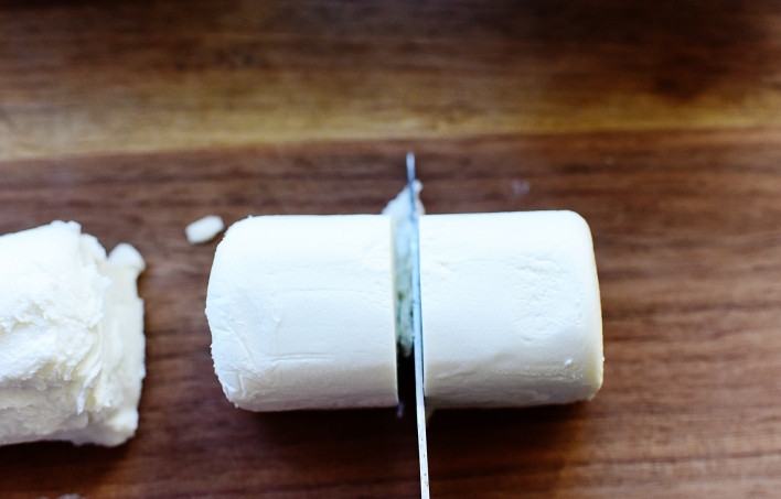 1. Этап. Жареный козий сыр: 3. Нарежьте сыр на порционные кусочки.