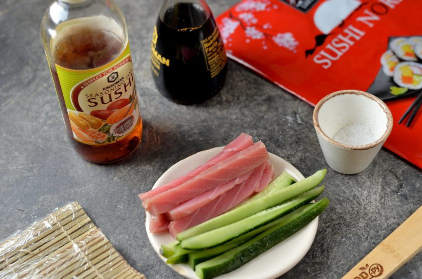 1. Этап. Роллы с тунцом и кунжутным соусом: А пока нарежьте тунец и огурец на длинные брусочки.