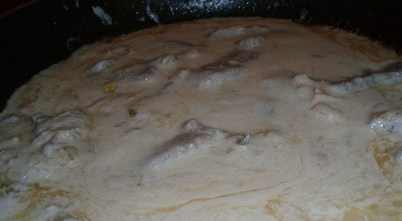 1. Этап. Телятина в горчичном соусе: В отдельной емкости смешайте горчицу и сливки до однородности. Влейте соус к мясу, готовьте под крышкой до загустения. Соль и перец по вкусу.