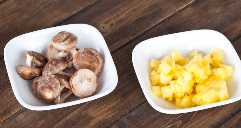 1. Этап. Пицца гавайская с ананасами: Ананасы консервированные (или свежие) порежьте тоже кубиками, как и ветчину. Можете по желанию добавить грибочки: обычные шампиньоны или шиитаке.