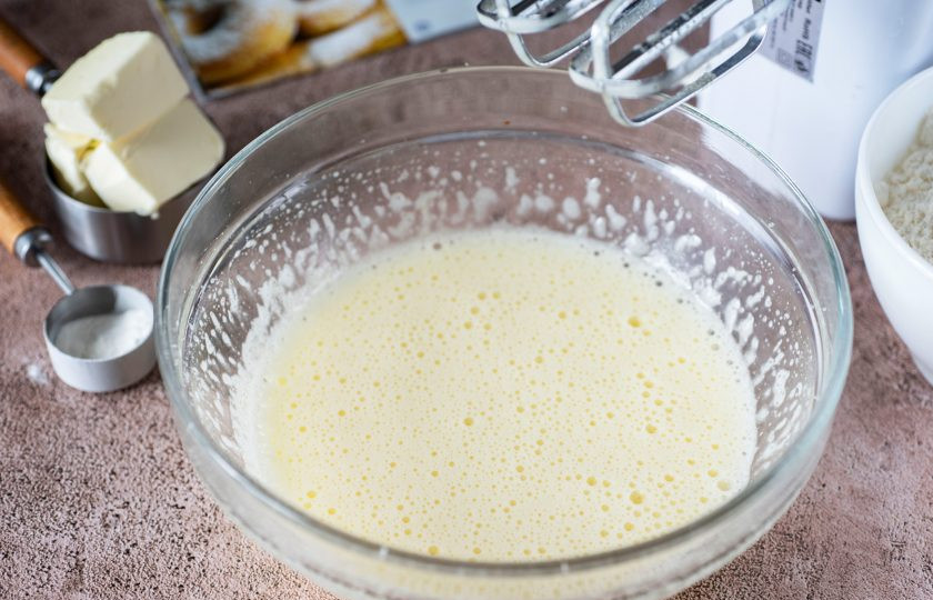 1. Этап. Пончики в мультипекаре: Взбивайте эти ингредиенты миксером до пышной пены.