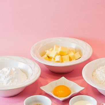 1. Этап. Фруктово-ягодный тарт: 1. Сделать тесто. Разогреть духовку до 190 градусов. В небольшой миске объединить ваниль и желток. Смешать муку, сахарную пудру и соль в кухонном комбайне 1-2 раза. Добавить нарезанное масло и перемешать 12-15 раз, до тех пор, пока смесь не будет напоминать песок. Добавить яичную смесь и перемешивать 10-12 секунд. Сформировать из теста диск, обернуть пленкой и поставить в холодильник минимум на час.