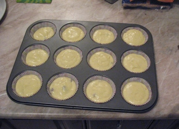 1. Этап. Маффины на скорую руку: Готовое тесто переложить в формы для маффинов. В формы предварительно положить бумажные вкладыши. Формочки нужно заполнять на 2/3.