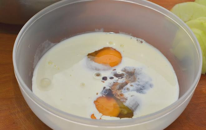 1. Этап. Немецкий яблочный панкейк: В другой миске смешиваем молоко, жирные сливки, яйца и ванильную эссенцию. Хорошенько перемешиваем до однородности.