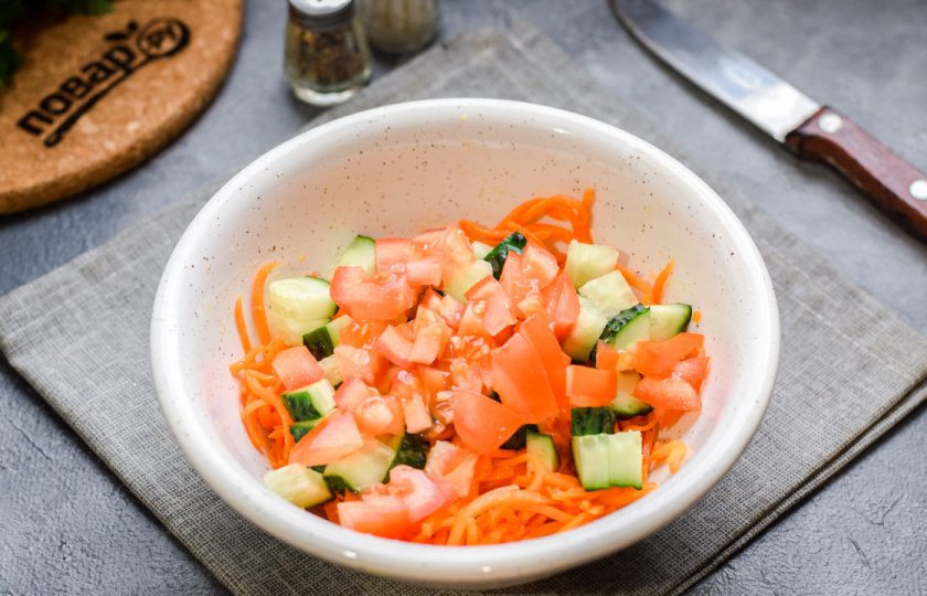 1. Этап. Салат Палитра: Помидор сполосните и просушите, нарежьте кубиками.