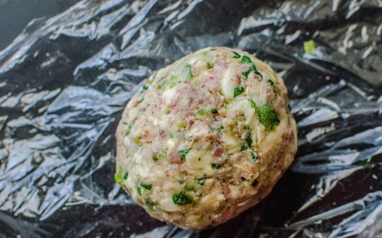 1. Этап. Яйца шотландские: 4. Разверните пленку и убедитесь, что яйцо полностью внутри. Повторите процесс с остальными яйцами и начинкой.