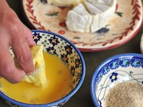 1. Этап. Сыр, жареный в панировке: 4. Обмакните кусочки сыра во взбитое яйцо.