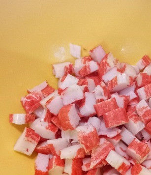 1. Этап. Оладьи с крабовыми палочками: Мелко нарезать крабовые палочки.