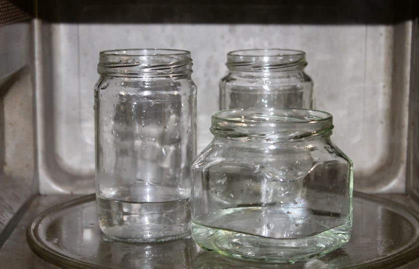 1. Этап. Ананасы на зиму: Банки вымойте с пищевой содой, тщательно сполосните и стерилизуйте любым удобным способом.