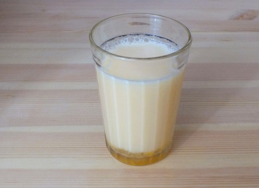 1. Этап. Пельмени с сыром и мясом: Сделайте тесто. В стакан с водой разбейте яйцо, посолите и размешайте.