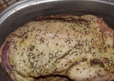 1. Этап. Утка в вине: Натираем тушку утки солью, перцем и посыпаем тмином. Укладываем в утятницу или в глубокую форму для запекания.