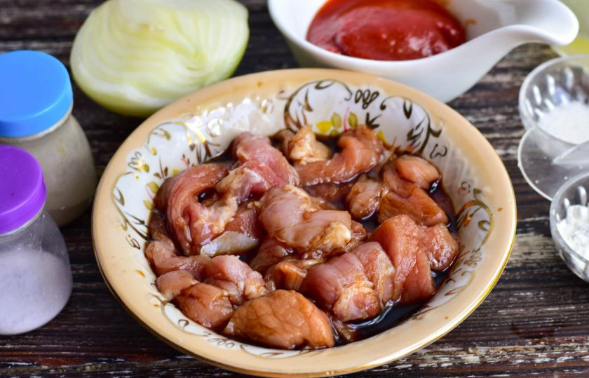 1. Этап. Свинина в карамели по-китайски: В миску влейте соевый соус. Нарежьте мясо соломкой и выложите в миску.