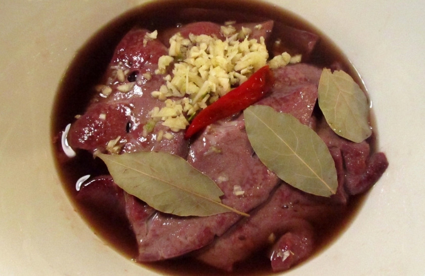 1. Этап. Жареная телячья печень: В одной чашке смешайте белое вино, лавровый лист, давленный чеснок, соль, чили перчик (целиком) и положите телячью печень. Перемешайте, пусть печень немного замаринуется, но не долго.