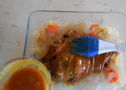 1. Этап. Cвиная рулька по-немецки: Смешиваем оливковое масло, мед и горчицу, щедро смазываем этой смесью рульку. Отправляем её с капустой в духовку на 30 минут. Потом делаем температуру 200 градусов и даем рульке подрумяниться с одной стороны где-то 10 минут. Дальше переворачиваем и снова смазываем соусом, поджариваем с другой стороны.