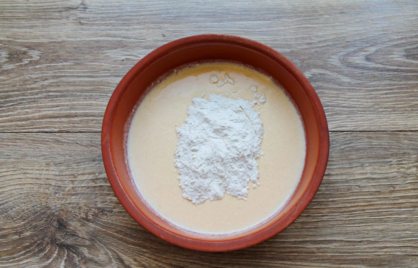 1. Этап. Яблоки запеченные по-киевски: Просейте муку в миску и аккуратно перемешайте до однородного теста.