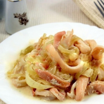 Кальмары, тушенные в мультиварке