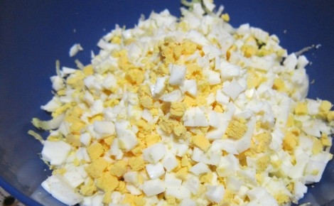 1. Этап. Салат из пекинской капусты с ветчиной: Яйца отварите вкрутую, остудите, почистите и нарежьте мелкими кубиками.