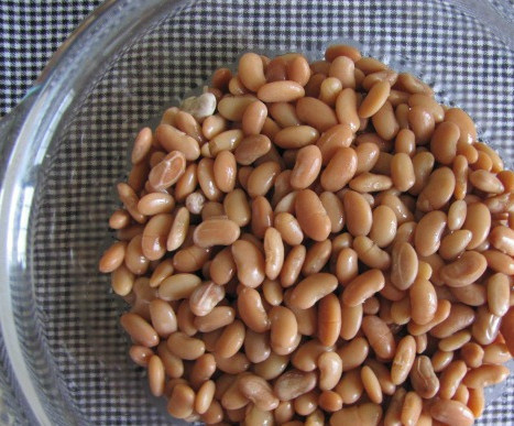 1. Этап. Постные паштеты: Для нашего постного паштета нам понадобится фасоль. Вы можете взять белую или темную, особой разницы нет. Фасоль надо промыть и замочить часа на 2-3. Так из нее выйдут пестициды, а сама она немного размягчится.