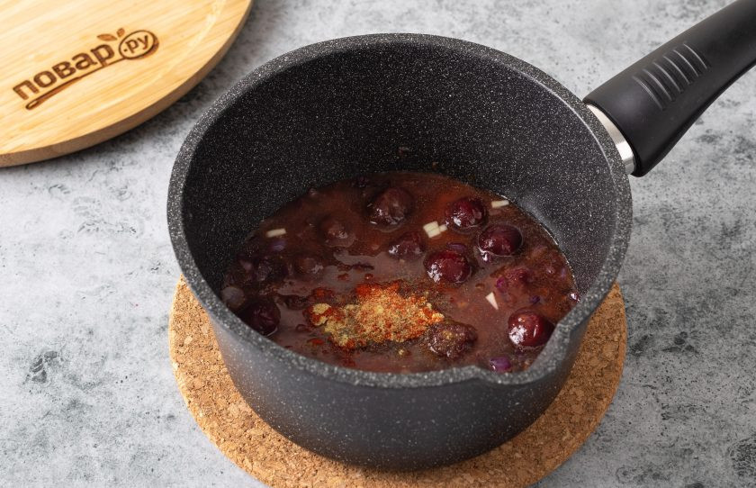 1. Этап. Вишневый соус Барбекю: А затем все остальные ингредиенты. Все перемешайте, доведите до кипения. Убавьте огонь до минимального и уваривайте около 30 минут.