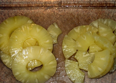 1. Этап. Салат в персиках: 3. Ананасы для этого салата нужно брать консервированные. Нарезаем их небольшими кубиками и даем стечь лишнему соку.