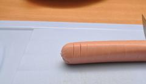 1. Этап. Рис с сосисками: Сосиски очищаем от пленки и аккуратно надрезаем через каждые 0,5 см до середины.