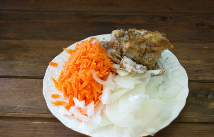 1. Этап. Мясное рагу с баклажанами: Натрите на терке морковь. Очистите и нарежьте репчатый лук. Баклажаны мои замороженные, без шкурки и нарезаны были до заморозки. Если вы берете свежий баклажан, удалите шкурку, нарежьте соломкой.