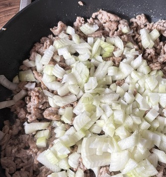 1. Этап. Белый соус болоньезе: Разогреть оливковое масло и обжарить фарш, разбивая его на комочки. Посолить и поперчить, добавить мелко нарезанный лук и чеснок, обжарить при постоянном помешивании до лёгкого зарумянивания.