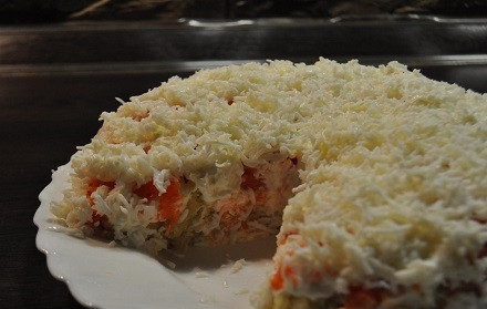 1. Этап. Салат Мимоза с мышками: И, наконец, слой натертых белков. Его тоже смазываем майонезом.