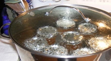 1. Этап. Груша в сахаре: Накрыть крышками и стерилизовать 0,5-литровые банки 15 минут, 0,7-литровые 15-20 минут.