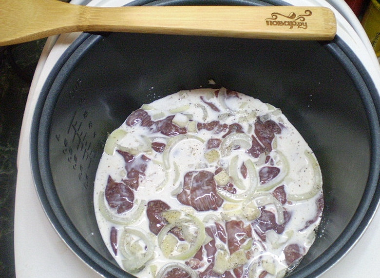 1. Этап. Куриная печень в сметане в мультиварке: Залейте хорошенько сметаной печень. Если сметана очень густая, то разведите её немного с водой. Печень должна тушится в сметане. Поставьте кастрюлю в мультиварку, включите режим 