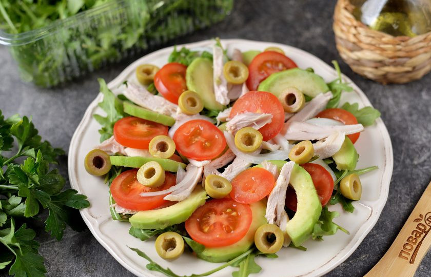 1. Этап. Салат с курицей, авокадо и рукколой: Помидоры черри нарежьте кружочками, оливки разрежьте пополам. Разложите их поверх салата.