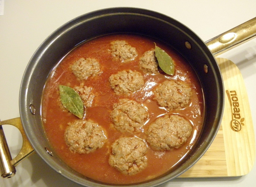 1. Этап. Тефтели (классический рецепт): Обжаренные тефтели залейте томатный соусом и поставьте тушиться на медленный огонь (с момента закипания — на 40 минут).