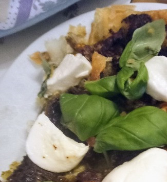 1. Этап. Выпечка по итальянским мотивам: Вынуть из духовки. Посыпать базиликом и кусочками моцареллы Можно подавать. Приятного аппетита.