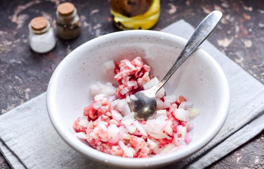1. Этап. Колдуны из картофеля и мясного фарша: Лук очистите и нарежьте мелкими кубиками, добавьте лук к фаршу, смешайте, соль и перец добавьте по вкусу.