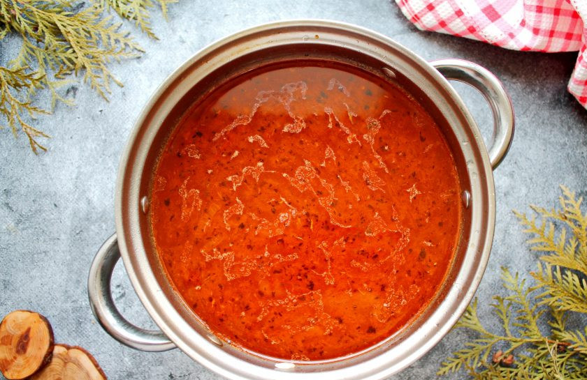 1. Этап. Харчо с гранатовым соком: Выложите в кастрюлю обжаренный лук с томатами.