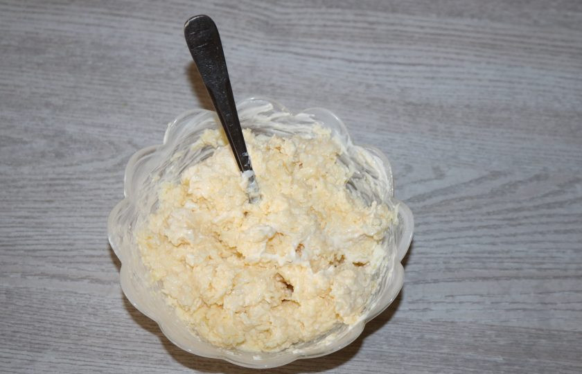 1. Этап. Салат Карнавал: Сыр натрите на мелкой тёрке, чеснок пропустите через пресс, добавьте немного майонеза, хорошо перемешайте.